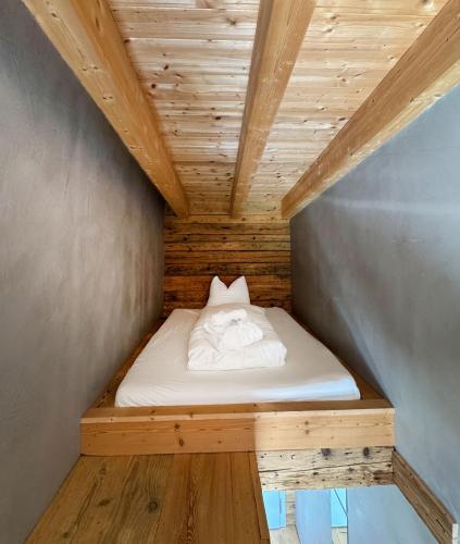 Letto o letti in una camera di WOO® Loft Resort