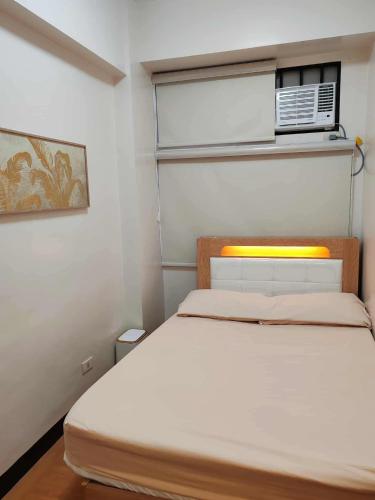 a bedroom with a bed with a air conditioner at Cambridge cozy 2BR condo in San Andres