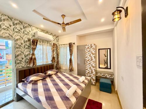 a bedroom with a bed and a ceiling at Yepplo Service Apartments - KOLKATA - Private Kitchen & Daily Housekeeping Service in Kolkata
