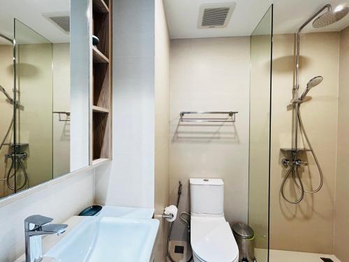 une salle de bain avec toilettes, lavabo et douche dans l'établissement 1 Bdr Sky Park Golf view, à Bang Tao Beach