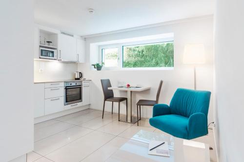 una cucina e una sala da pranzo con tavolo e sedie di CITY STAY - Lindenstrasse a Zurigo