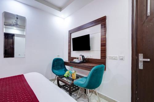 Μια τηλεόραση ή/και κέντρο ψυχαγωγίας στο Hotel King Plaza Near Delhi Airport