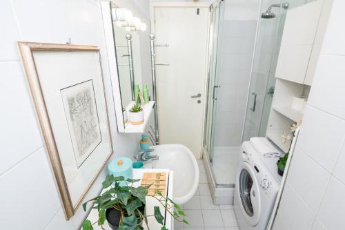 Charming Studio Milano with Balcony & Wi-Fi