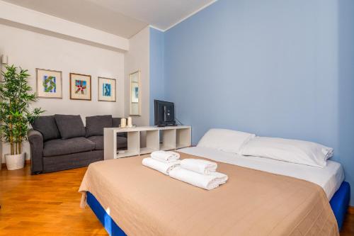 Charming Studio Milano with Balcony & Wi-Fi