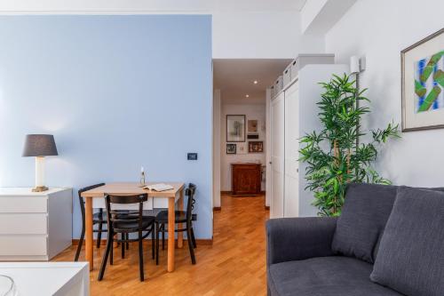 Charming Studio Milano with Balcony & Wi-Fi