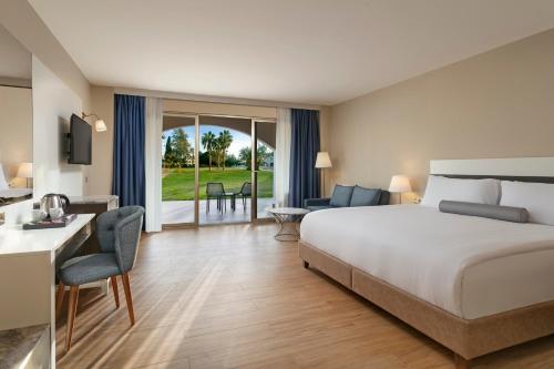 Postel nebo postele na pokoji v ubytování Sirene Belek Hotel