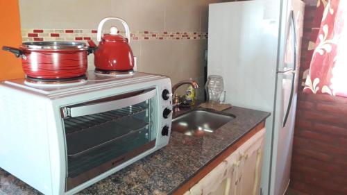 y cocina con fogones y hervidor de agua. en Nuevo Aire, en Santa Rosa del Conlara