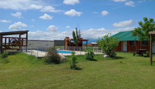 Un patio con piscina y un edificio. en Nuevo Aire, en Santa Rosa del Conlara