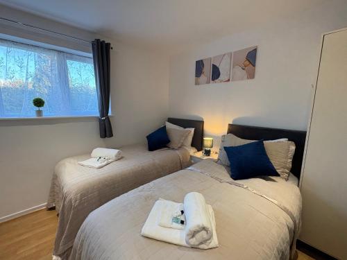 Katil atau katil-katil dalam bilik di Modern & Spacious 3BR House Bracknell - Berkshire