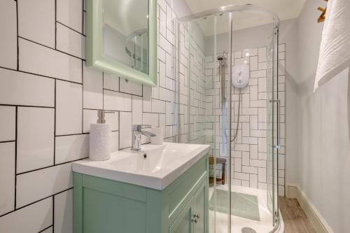 un baño con lavabo y ducha en 2 Bed in Silecroft oc-c32542, en Silecroft