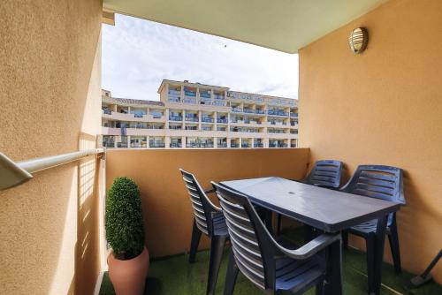 LX103 T2 balcon, piscine et accès plage à Cannes