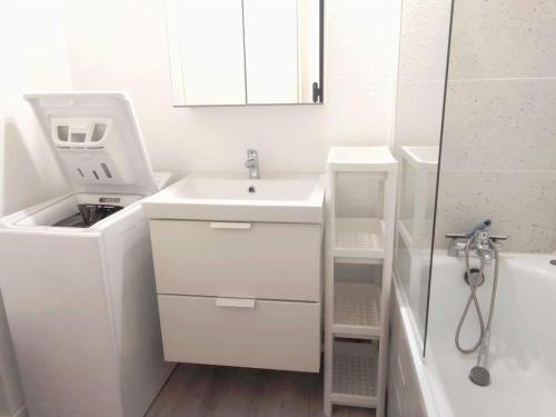 ein weißes Badezimmer mit Waschbecken und Dusche in der Unterkunft Studio cosy au pied des pistes pour 4 personnes, balcon, cœur de station, proche activités - FR-1-292-185 in Isola
