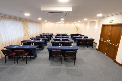 Blue Tree Towers Caxias do Sulにあるビジネスエリアまたは会議室