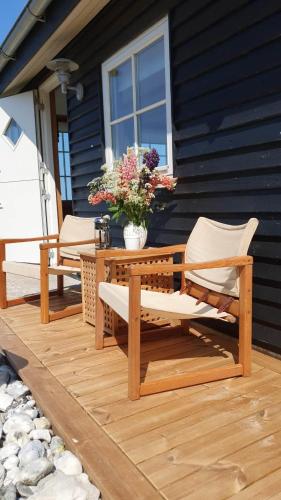 Balkón nebo terasa v ubytování Here You Live Almost "On The Beach" In A Uniquely Situated Family Holiday Home