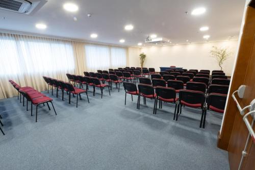 Blue Tree Towers Caxias do Sulにあるビジネスエリアまたは会議室