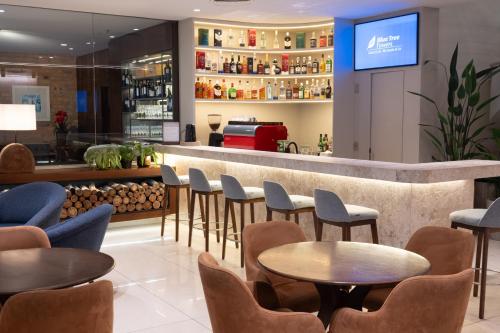 Blue Tree Towers Caxias do Sulにあるラウンジまたはバー