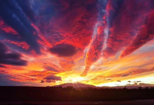 a sunset with the sun in the sky at ibis budget Perpignan Centre Rénové en 2025 in Perpignan