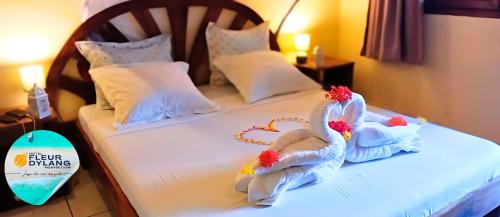 a bed with two swans made out of towels at Fleurs d'Ylang in Nosy Be