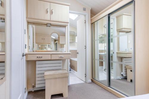 Ένα μπάνιο στο 2 Bed in Tresaith oc-c33408