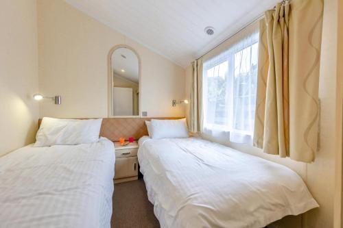 Ένα ή περισσότερα κρεβάτια σε δωμάτιο στο 2 Bed in Tresaith oc-c33408