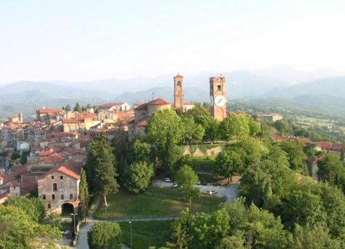 una pequeña ciudad con una torre de reloj en una colina en Dimora Vico, en Mondovì