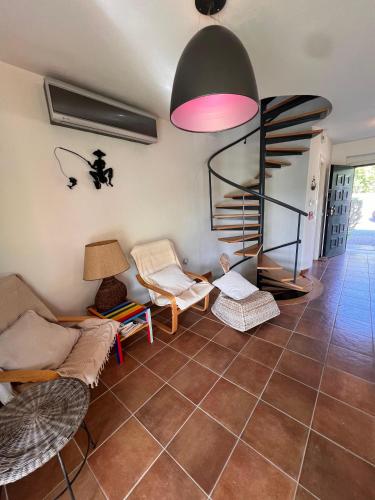 un soggiorno con divano e una scala a chiocciola di Villa Mare a Pefkohori