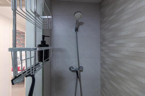 eine Dusche im Bad mit Duschkopf in der Unterkunft El Refugio de La Corredera & Parking Incluido in Córdoba