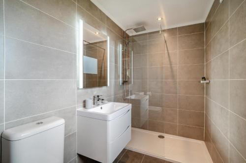 Un baño con un inodoro blanco y un lavabo. en 4 Bed in Coleford oc-t33301, en Coleford