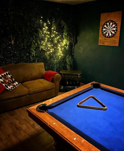ein Wohnzimmer mit Billardtisch und Couch in der Unterkunft Béziers - 4 couchages - Spa & billard in Béziers
