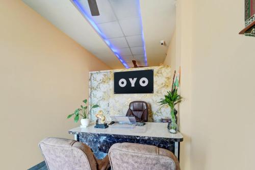 a desk in a room with two chairs at Hotel O UDAAN BANQUET & FILMS in Khagaul