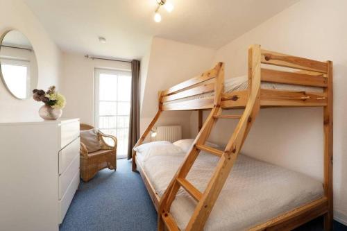 Un dormitorio con una litera con escalera. en Vadersdorf-6c, en Vadersdorf