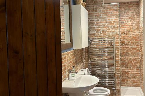 une salle de bain avec des toilettes blanches et un lavabo dans l'établissement 3 Bed in Rhossili oc-f33389, à Rhossili