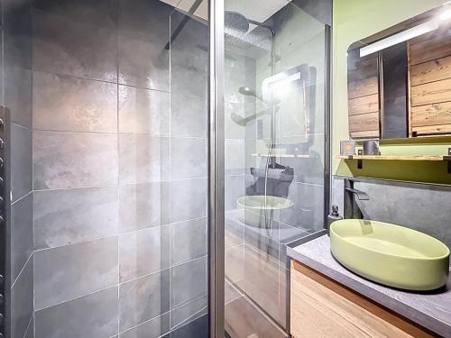 a bathroom with a sink and a shower at Les Tanières de Montgenèvre - Studio Dama - neuf 4p avec terrasse vue imprenable in Montgenèvre