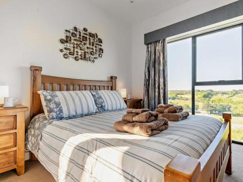 Un dormitorio con una cama con una ventana grande. en 2 Bed in Helston oc-s33457, en Ruan Major