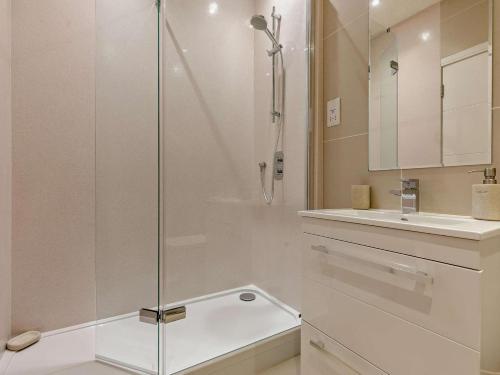 Un baño con ducha de cristal y lavabo. en 2 Bed in Helston oc-s33457, en Ruan Major