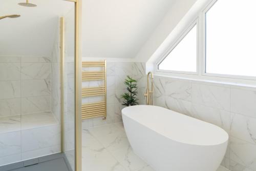 Un baño blanco con inodoro y ducha. en 5 Bed in Shanklin oc-s33401, en Shanklin