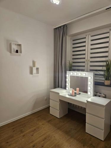 bagno con mobile da trucco bianco con specchio di Apartament Zielony Zakątek a Dąbrowa Górnicza