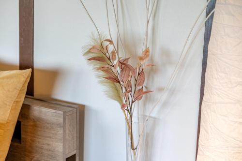 a vase with feathers in it on a table at Lax奈良 奈良観光に便利な和モダン古民家 最大12名 グループや家族旅行に最適 in Nara