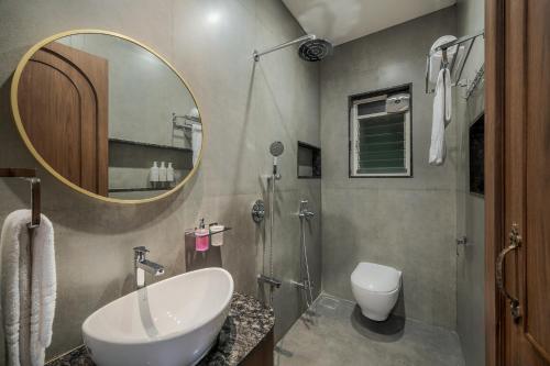 Koupelna v ubytování SaffronStays Tulja Farms