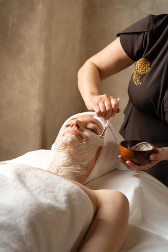 a woman is getting her hair cut by ansicsnsicsnsics at Villa Petriolo - Small Luxury Hotels of the World in Cerreto Guidi