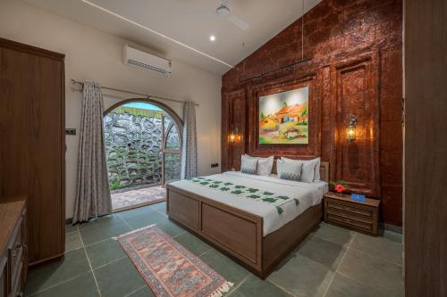 Postel nebo postele na pokoji v ubytování SaffronStays Tulja Farms