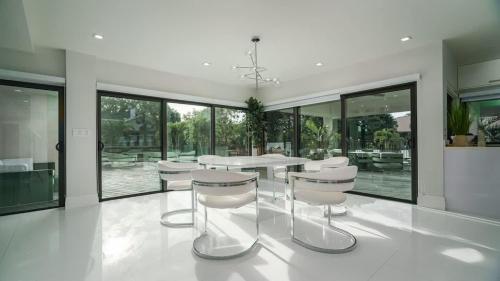 Χώρος καθιστικού στο 8k SQ FT Villa Heated Pool Game Room Jacuzzi
