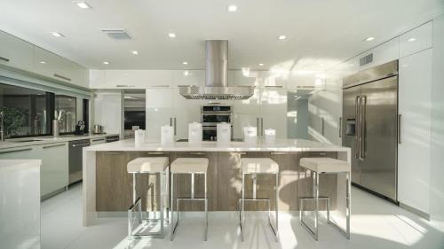 Η κουζίνα ή μικρή κουζίνα στο 8k SQ FT Villa Heated Pool Game Room Jacuzzi