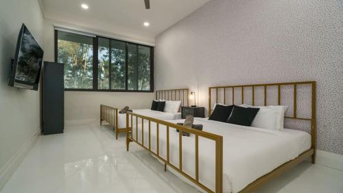 Ένα ή περισσότερα κρεβάτια σε δωμάτιο στο 8k SQ FT Villa Heated Pool Game Room Jacuzzi