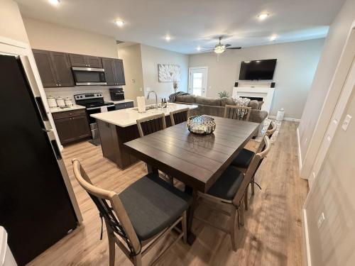 Køkken eller tekøkken på Cozy Modern Haven with Fireplace and Open Kitchen