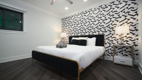 Ένα ή περισσότερα κρεβάτια σε δωμάτιο στο 8k SQ FT Villa Heated Pool Game Room Jacuzzi