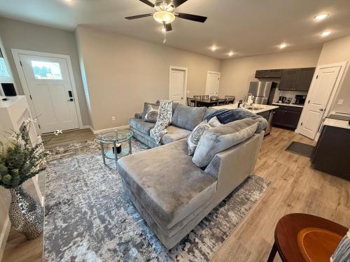 Køkken eller tekøkken på Cozy Modern Haven with Fireplace and Open Kitchen