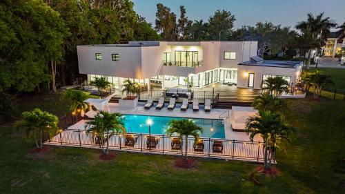 Πισίνα στο ή κοντά στο 8k SQ FT Villa Heated Pool Game Room Jacuzzi
