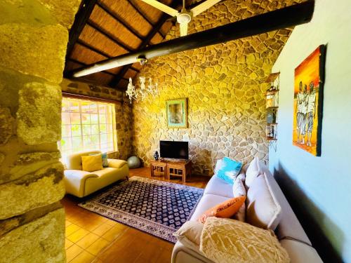 Luxury 5 bed home in Juliasdale - 2309 في Juliasdale: غرفة معيشة مع أريكة وتلفزيون