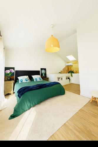 Postel nebo postele na pokoji v ubytování La Bulle Médocaine villa design avec jaccuzy privé